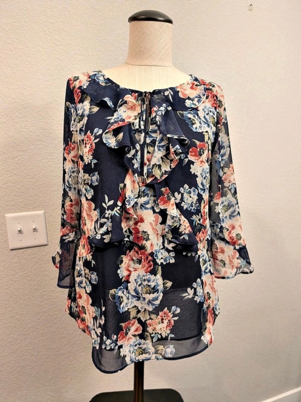 White House Black Market Floral Ruffle Blouse in Blue & Pink Size 2